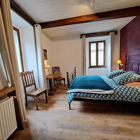 Le Sareymond Bed & Breakfast Menee